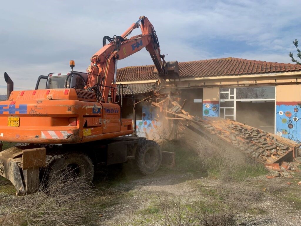 Κατεδαφίστηκε το σχολείο στα Δένδρα Τυρνάβου